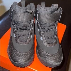 Nike Terrascout - Kids- Black Boots with Rugged Design and Lace-Up Closure